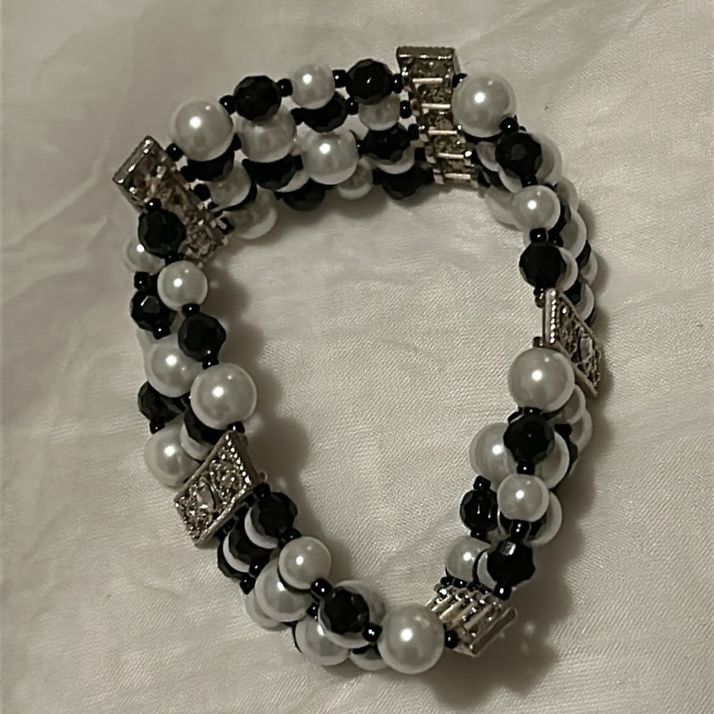 💕3/$15💕 Elegant Black and White Pearl Bracelet